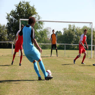 Na koppen hebben amateurvoetballers tijdelijk hersenschade-biomarker in het bloed